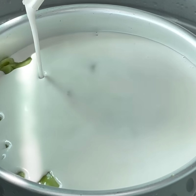 Bước 6 Pha và hấp lớp nước cốt dừa Bánh khoai mì hấp