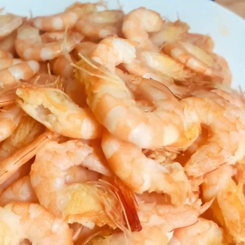 Bước 4 Bóc vỏ và làm sạch tôm Tôm khô bằng nồi chiên không dầu