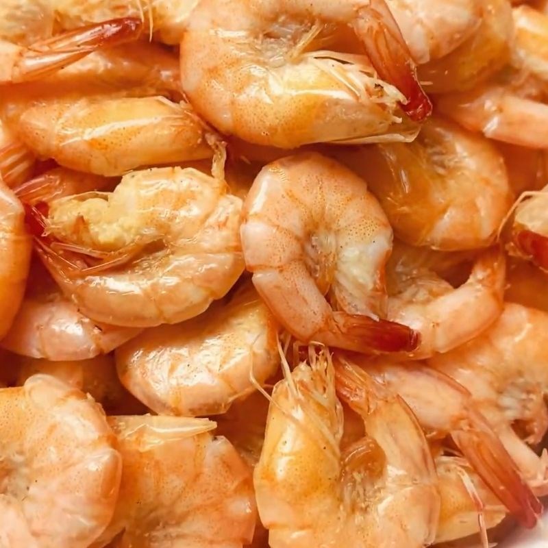 Bước 4 Bóc vỏ và làm sạch tôm Tôm khô bằng nồi chiên không dầu