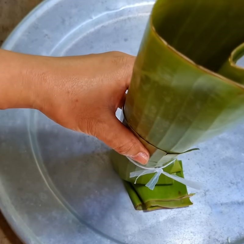 Bước 5 Buộc dây cố định bánh tét Bánh tét bằng lá chuối
