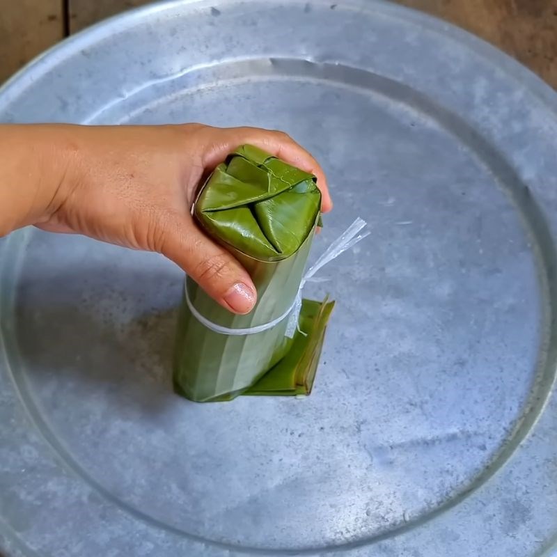 Bước 5 Buộc dây cố định bánh tét Bánh tét bằng lá chuối