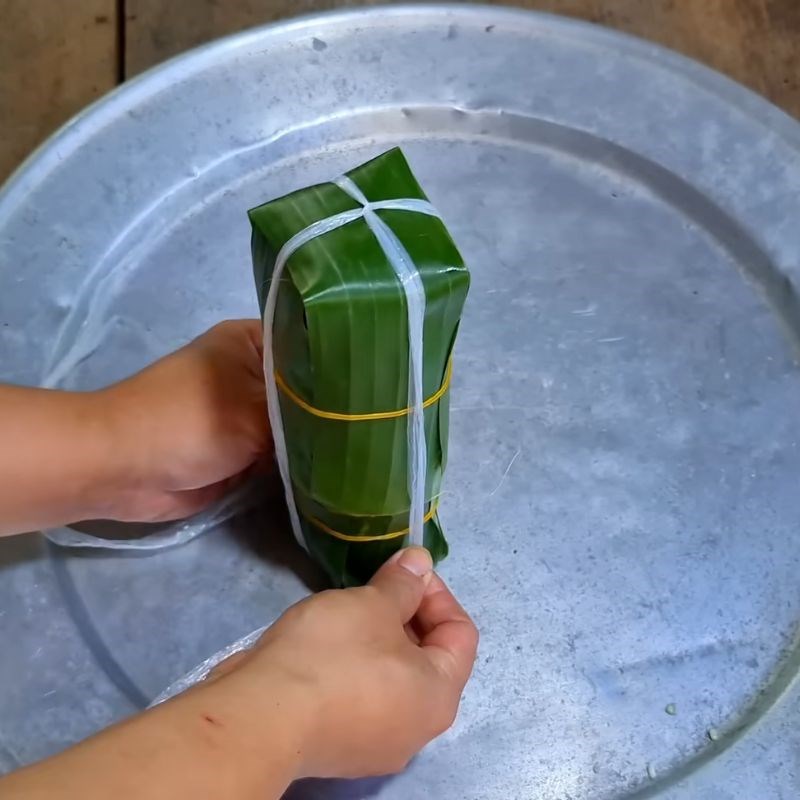 Bước 5 Buộc dây cố định bánh tét Bánh tét bằng lá chuối