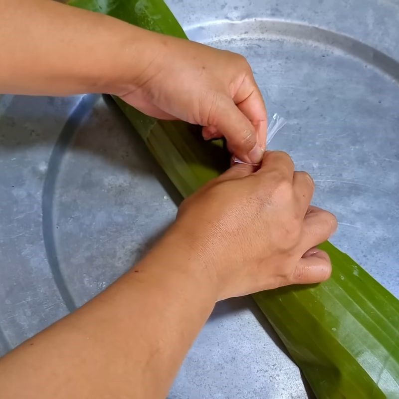 Bước 5 Buộc dây cố định bánh tét Bánh tét bằng lá chuối