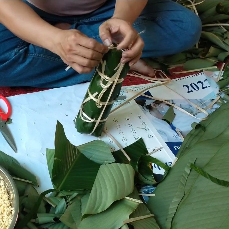 Bước 6 Buộc lạt cố định theo chiều dọc Bánh tét bằng lá dong