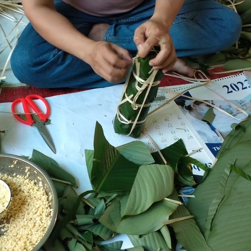 Bước 6 Buộc lạt cố định theo chiều dọc Bánh tét bằng lá dong