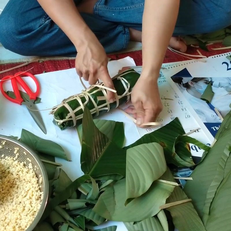 Bước 6 Buộc lạt cố định theo chiều dọc Bánh tét bằng lá dong