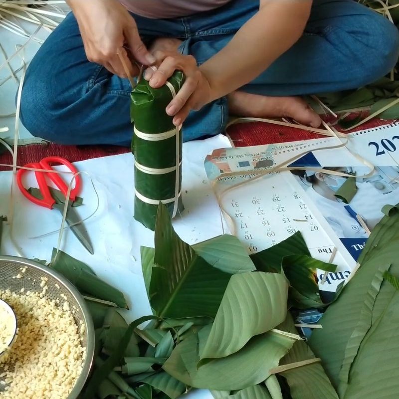 Bước 6 Buộc lạt cố định theo chiều dọc Bánh tét bằng lá dong
