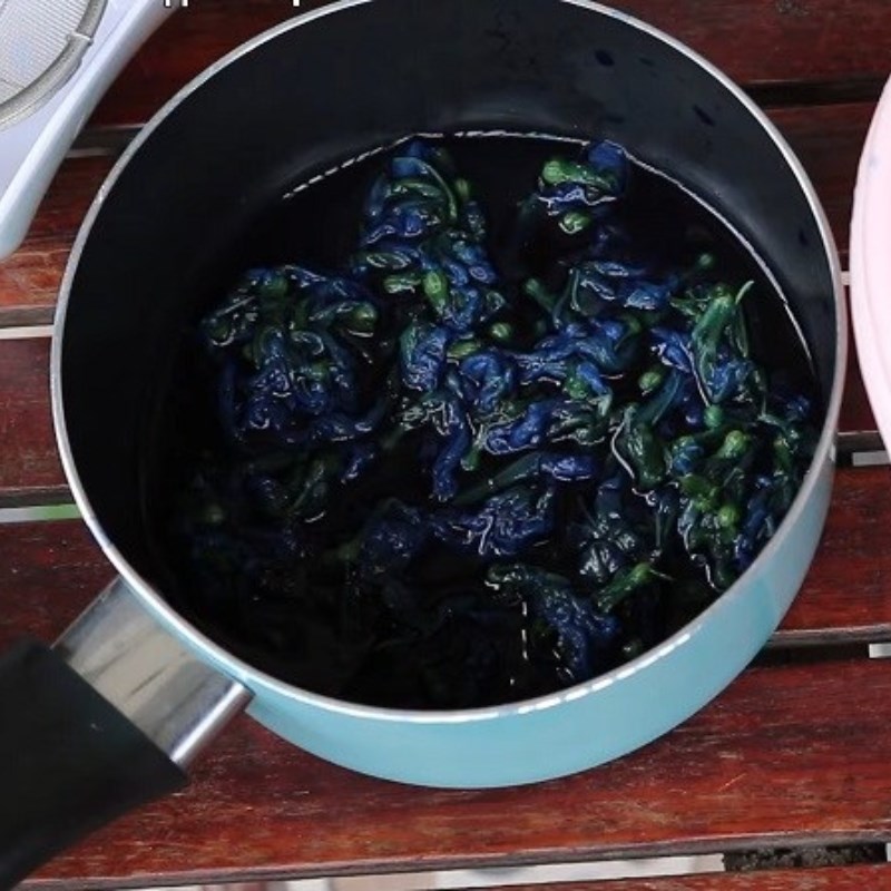 Bước 1 Chuẩn bị màu tự nhiên Há cảo bằng bột mì và bột năng