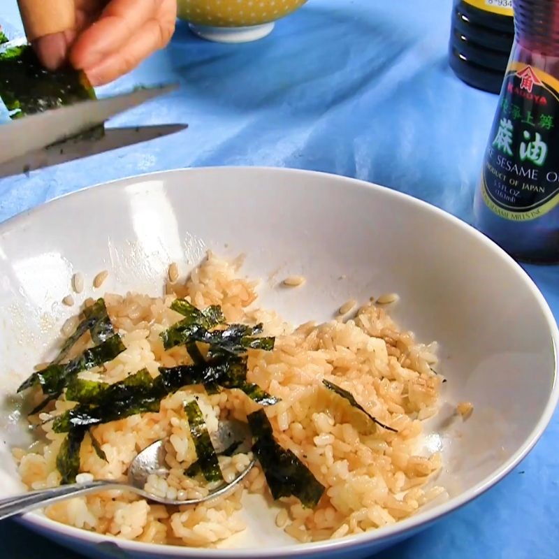 Bước 2 Cách làm rong biển trộn cơm đơn giản Cơm trộn rong biển