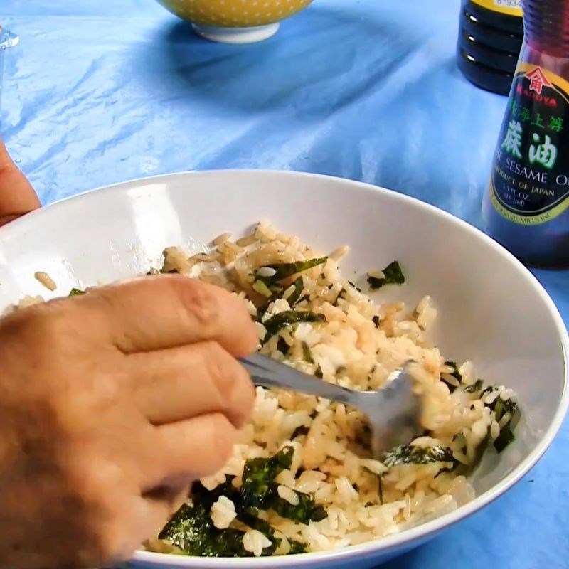 Bước 2 Cách làm rong biển trộn cơm đơn giản Cơm trộn rong biển