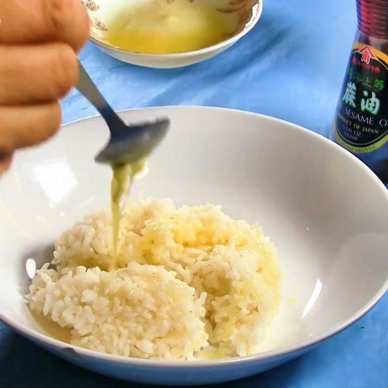 Bước 2 Cách làm rong biển trộn cơm đơn giản Cơm trộn rong biển