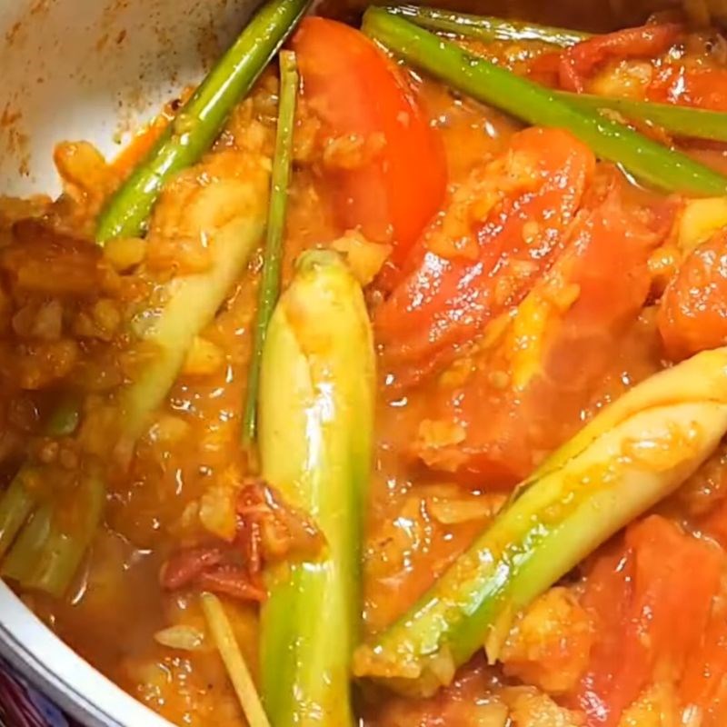 Bước 3 Phi thơm và xào nền nước lẩu Lẩu cua Cà Mau