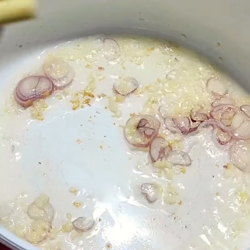 Bước 3 Phi thơm và xào nền nước lẩu Lẩu cua Cà Mau