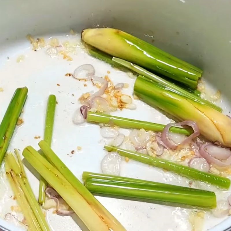 Bước 3 Phi thơm và xào nền nước lẩu Lẩu cua Cà Mau