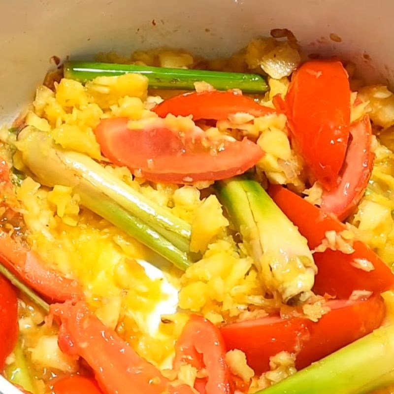 Bước 3 Phi thơm và xào nền nước lẩu Lẩu cua Cà Mau