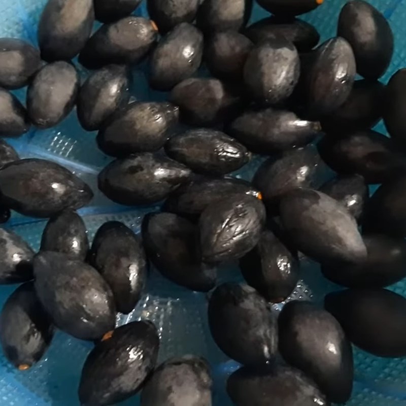 Bước 1 Sơ chế trám đen Om trám đen