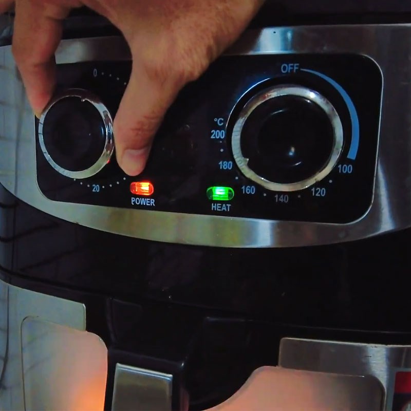 Bước 4 Cài đặt nhiệt độ và thời gian chiên trứng chiên trứng bằng nồi chiên không dầu