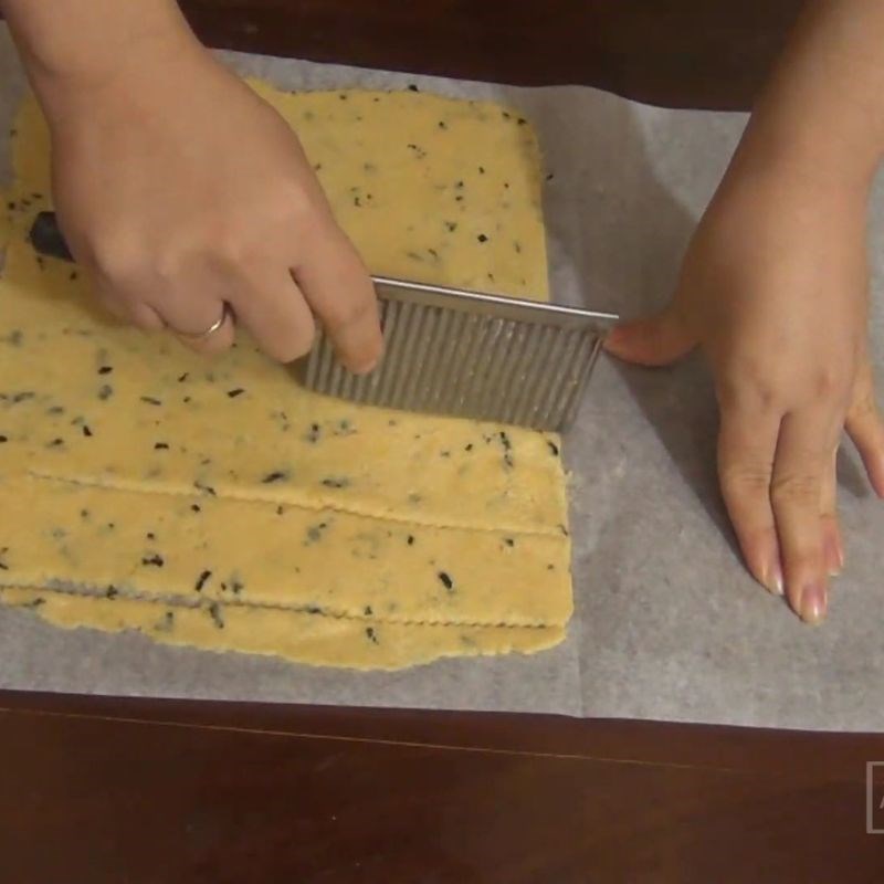 Bước 4 Cán bột và tạo hình bánh quy bánh quy bằng nồi chiên không dầu