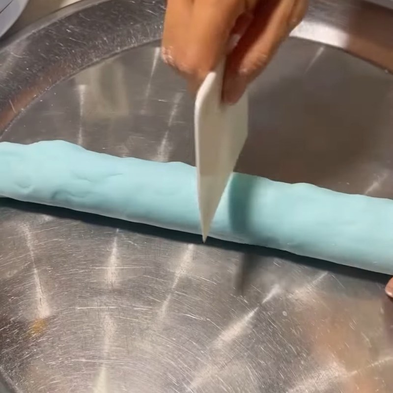 Bước 4 Cán vỏ há cảo Há cảo bằng bột mì và bột năng