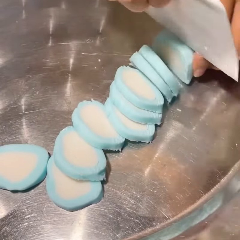 Bước 4 Cán vỏ há cảo Há cảo bằng bột mì và bột năng