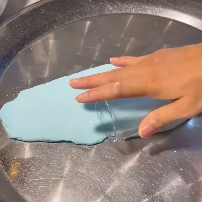 Bước 4 Cán vỏ há cảo Há cảo bằng bột mì và bột năng