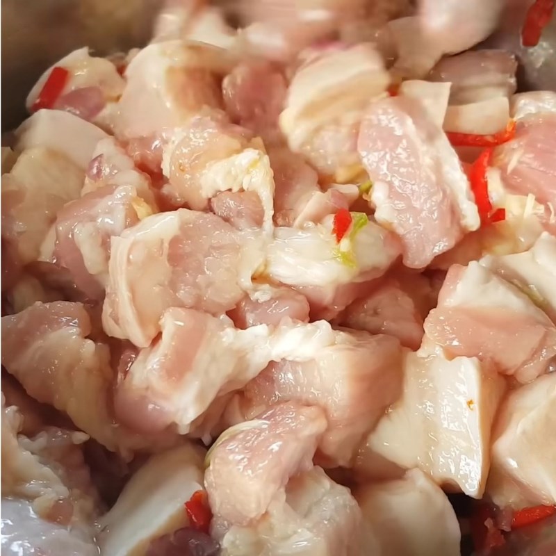 Bước 2 Cắt thịt và chuẩn bị gia vị ướp Thịt kho tôm