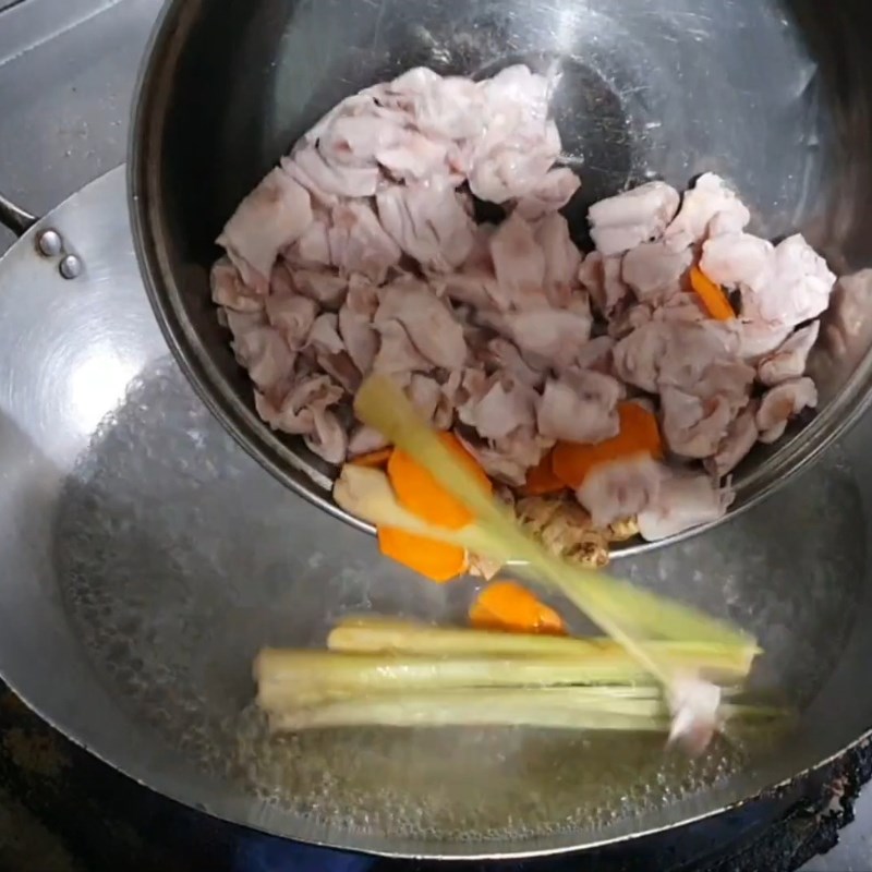 Bước 2 Chần sụn gà khử mùi Sụn gà rang muối Hong Kong