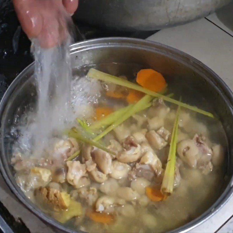 Bước 2 Chần sụn gà khử mùi Sụn gà rang muối Hong Kong