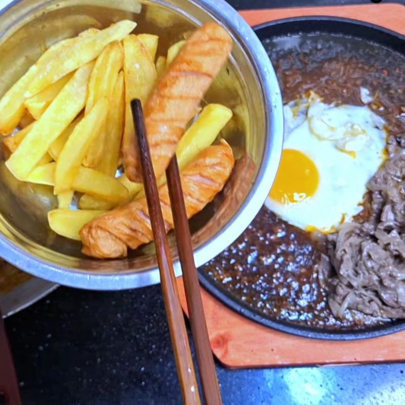 Bước 3 Chế biến các topping ăn kèm Nước sốt bánh mì chảo