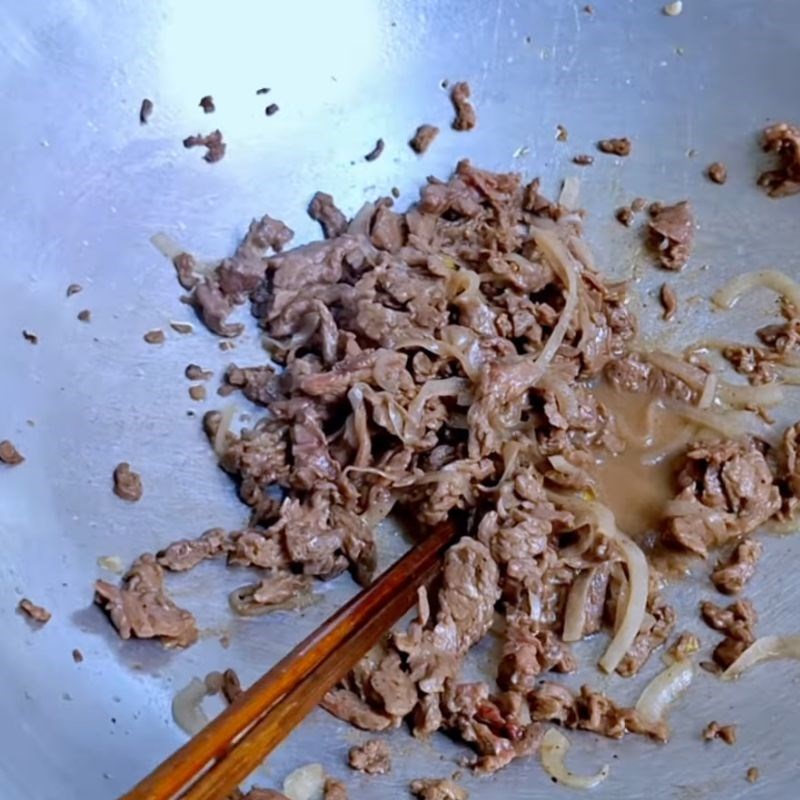 Bước 3 Chế biến các topping ăn kèm Nước sốt bánh mì chảo