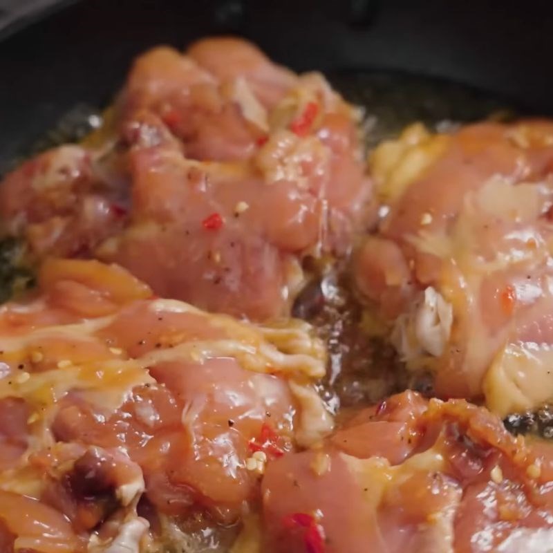 Bước 3 Chiên áp chảo gà săn vàng Thịt gà chiên nước mắm