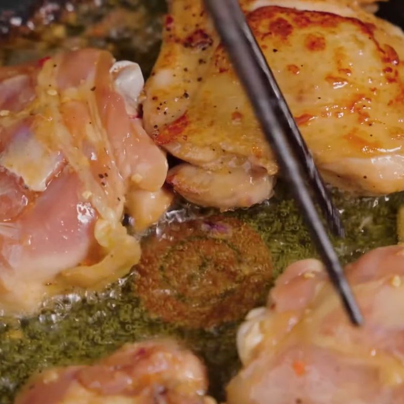 Bước 3 Chiên áp chảo gà săn vàng Thịt gà chiên nước mắm