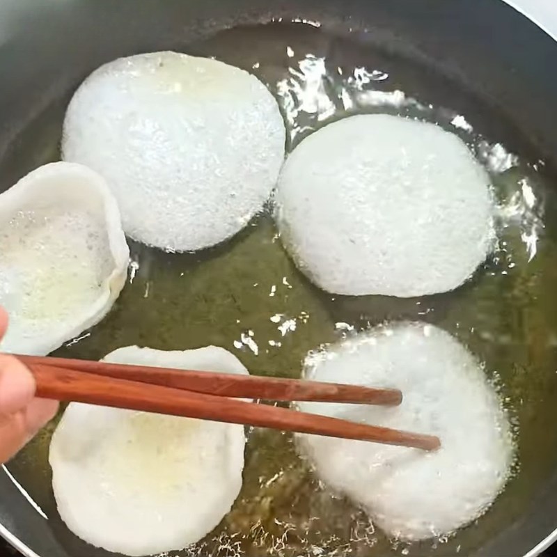 Bước 7 Chiên bánh phồng tôm Gỏi bò rau muống