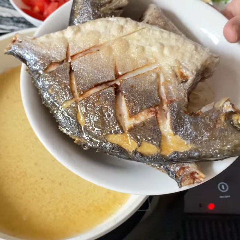 Bước 2 Chiên cá chim vàng giòn Cá chim sốt cà chua