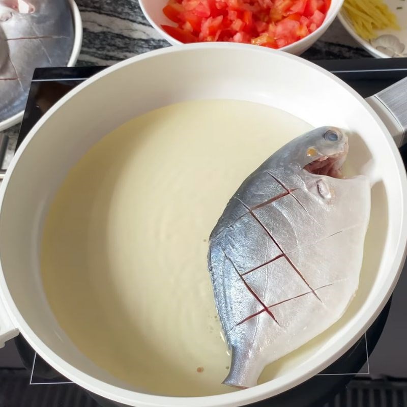 Bước 2 Chiên cá chim vàng giòn Cá chim sốt cà chua