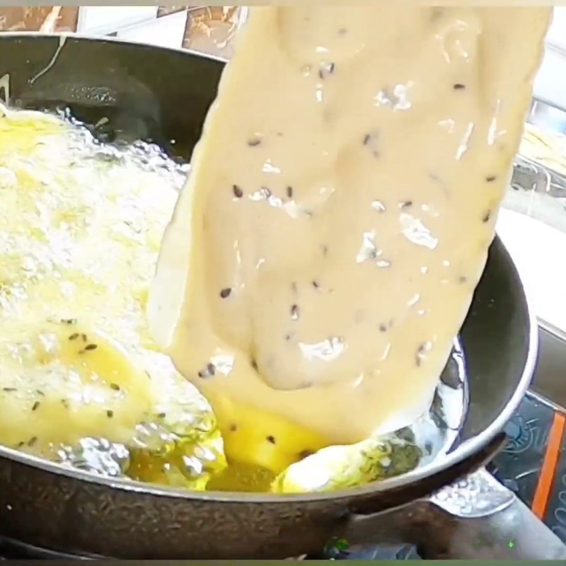 Bước 3 Chiên chuối lần 1 (Tạo lớp vỏ sơ bộ) Bánh chuối chiên bằng bột gạo