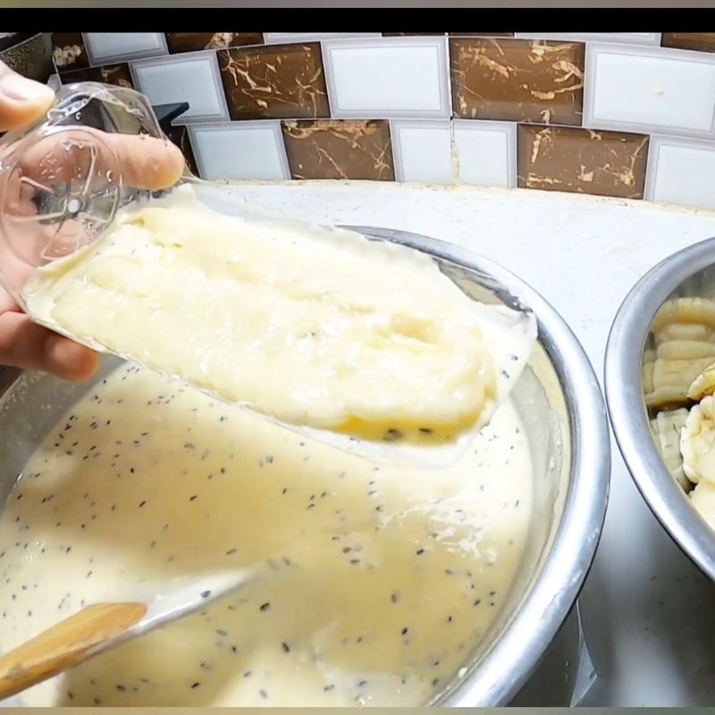 Bước 3 Chiên chuối lần 1 (Tạo lớp vỏ sơ bộ) Bánh chuối chiên bằng bột gạo