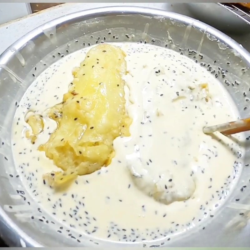 Bước 4 Chiên chuối lần 2 (Chiên ngập dầu giòn rụm) Bánh chuối chiên bằng bột gạo