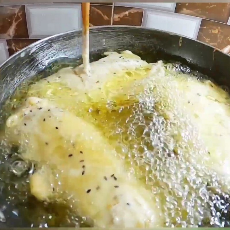 Bước 4 Chiên chuối lần 2 (Chiên ngập dầu giòn rụm) Bánh chuối chiên bằng bột gạo