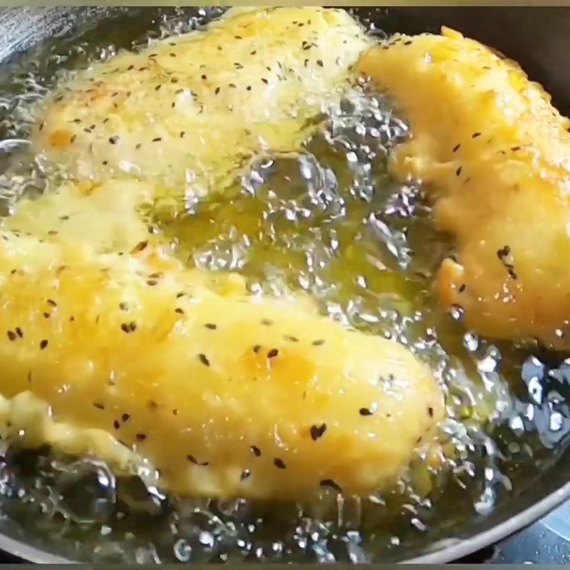 Bước 4 Chiên chuối lần 2 (Chiên ngập dầu giòn rụm) Bánh chuối chiên bằng bột gạo