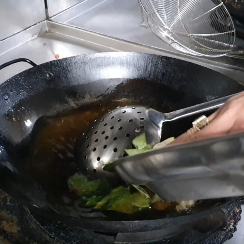 Bước 4 Chiên giòn các gia vị Sụn gà rang muối Hong Kong