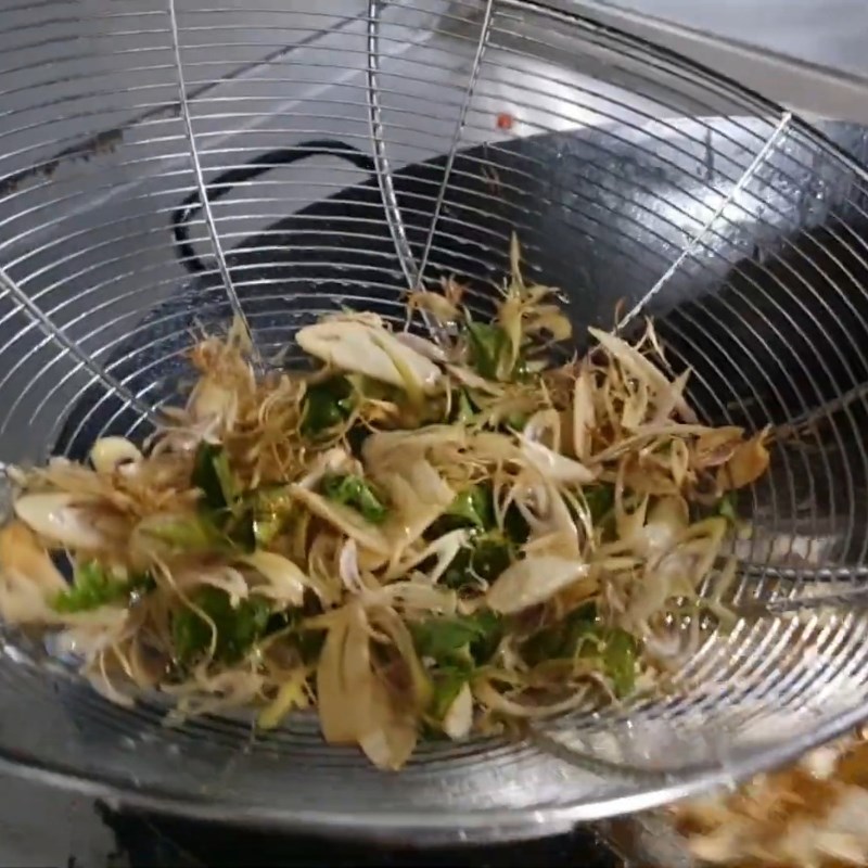 Bước 4 Chiên giòn các gia vị Sụn gà rang muối Hong Kong