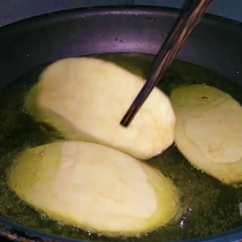 Bước 2 Chiên khoai lang không cần bột giòn rụm Khoai lang chiên không cần bột