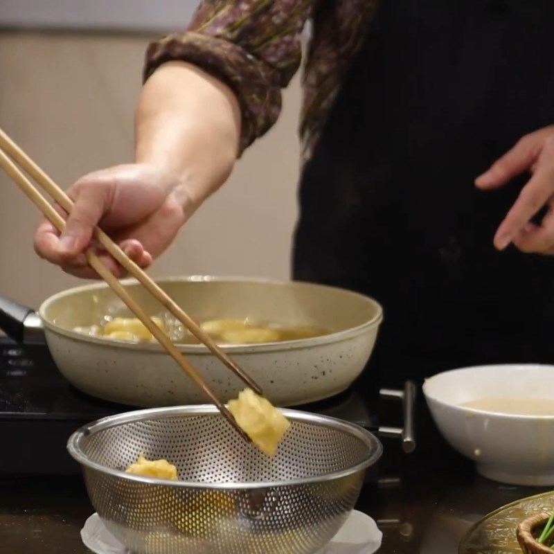 Bước 4 Chiên mực lần 1 Mực tẩm bột chiên giòn