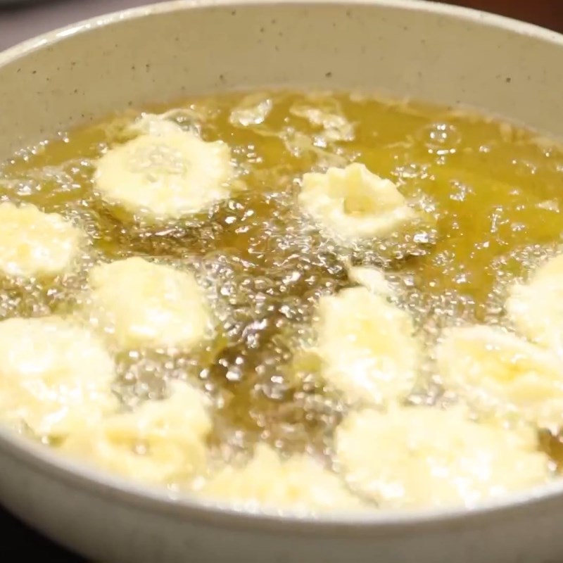 Bước 4 Chiên mực lần 1 Mực tẩm bột chiên giòn