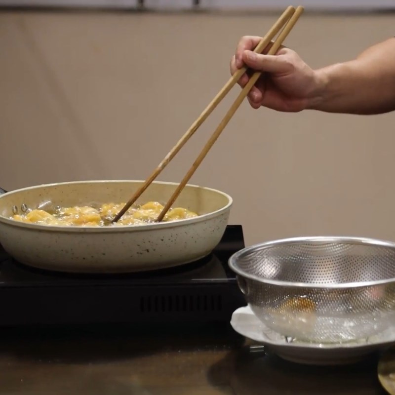 Bước 5 Chiên mực lần 2 Mực tẩm bột chiên giòn