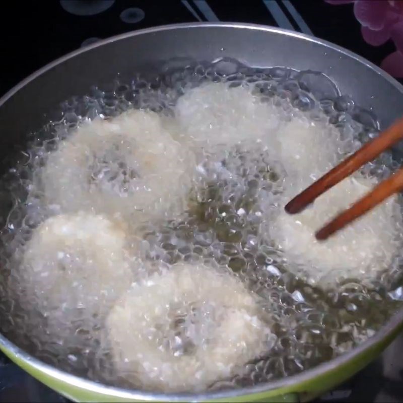 Bước 3 Chiên mực vàng giòn rụm Mực chiên xù chấm sốt me