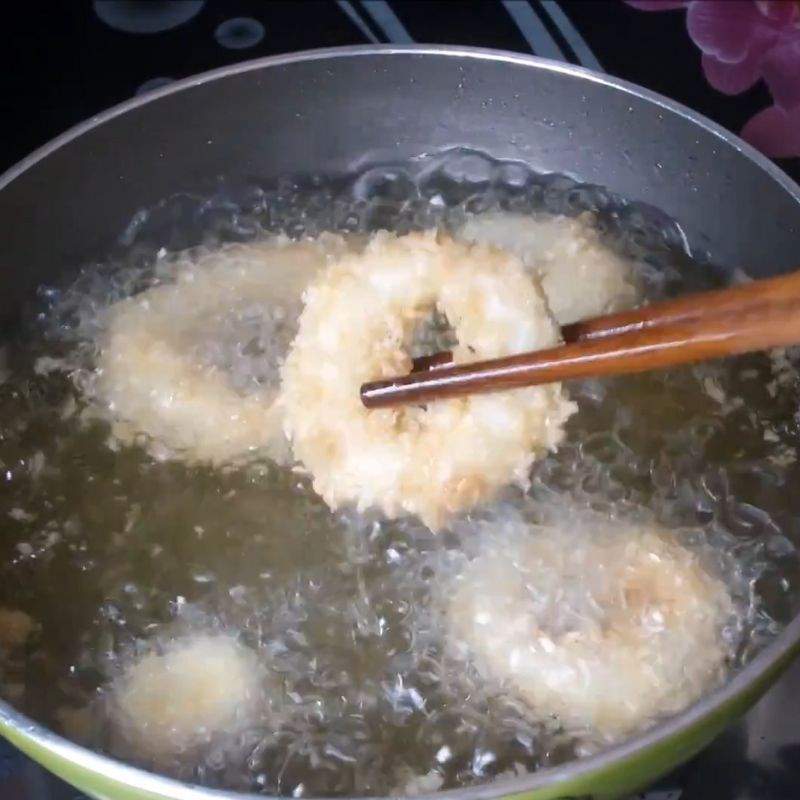 Bước 3 Chiên mực vàng giòn rụm Mực chiên xù chấm sốt me