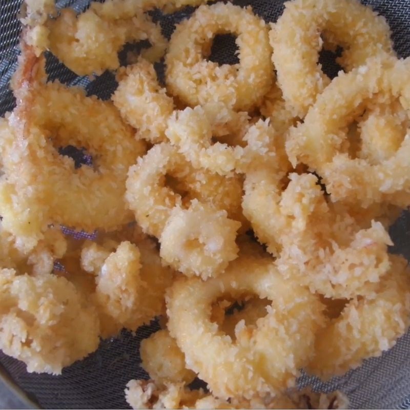 Bước 3 Chiên mực vàng giòn rụm Mực chiên xù chấm sốt me