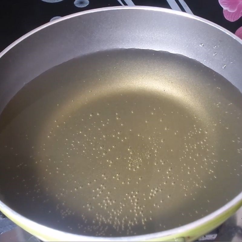 Bước 3 Chiên mực vàng giòn rụm Mực chiên xù chấm sốt me